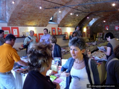 La libreria presso la Cantina comunale di La Morra (Cn)