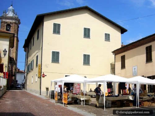Gli stand davanti alla Cantina Comunale di La Morra