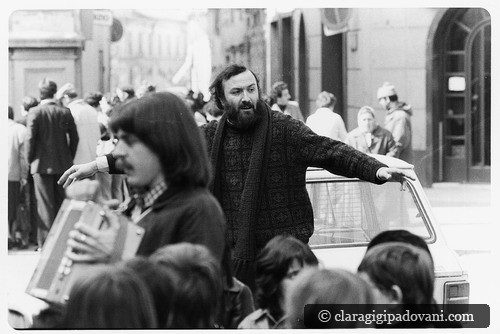 Fate passare la fisarmonica