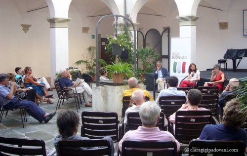 Il dibattito su "Italia Bel Paese" nell'antico chiostro all'interno delle Fortezze di Portoferraio
