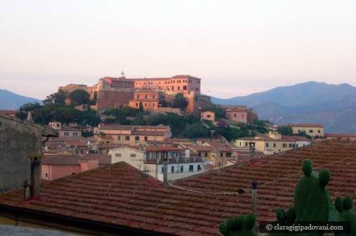 Il tramonto sul complesso dove ha sede il Museo di Napoleone
