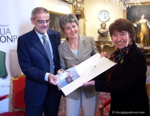 La consegna di un'opera d'arte alla coppia di scrittori