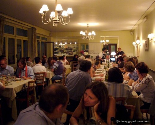 La sala del ristorante con tanta gente per la serata "le delizie dell'orto"