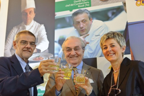 Un brindisi alla inaugurazione della mostra