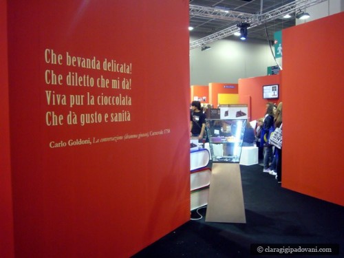 Carlo Goldoni accoglie gli ospiti dello stand Tentazione e meditazione al Salone del libro