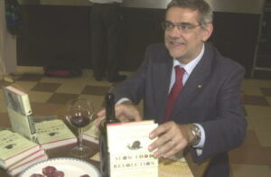Un bicchiere di vino e una fetta di salame