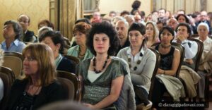 Una sala strapiena