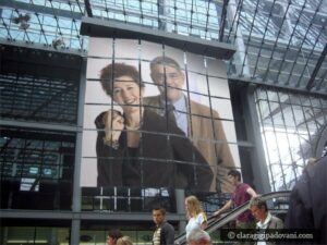 Clara e Gigi Padovani nel grande cartellone in una stazione europea