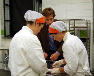 Edoardo Cavagnino di Pepino con i ragazzi di Piazza dei Mestieri, nelle cucine