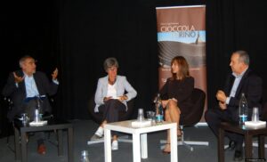 Sul palco, da sinistra, Gigi e Clara Padovani con Carla Stillavato