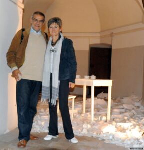 Gigi e Clara Padovani davanti a una installazione dell'artista Matilde Domestico