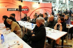 Pubblico attento alla degustazione