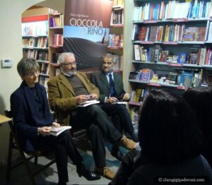 Al tavolo dei relatori, alla libreria Mondadori di Pinerolo