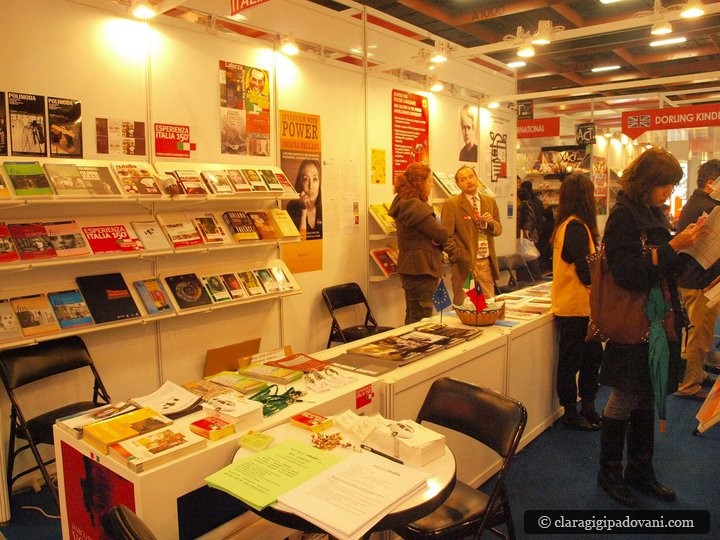 I libri esposti nel padiglione italiano a Taipei per la Fiera internazionale del libro TIBE