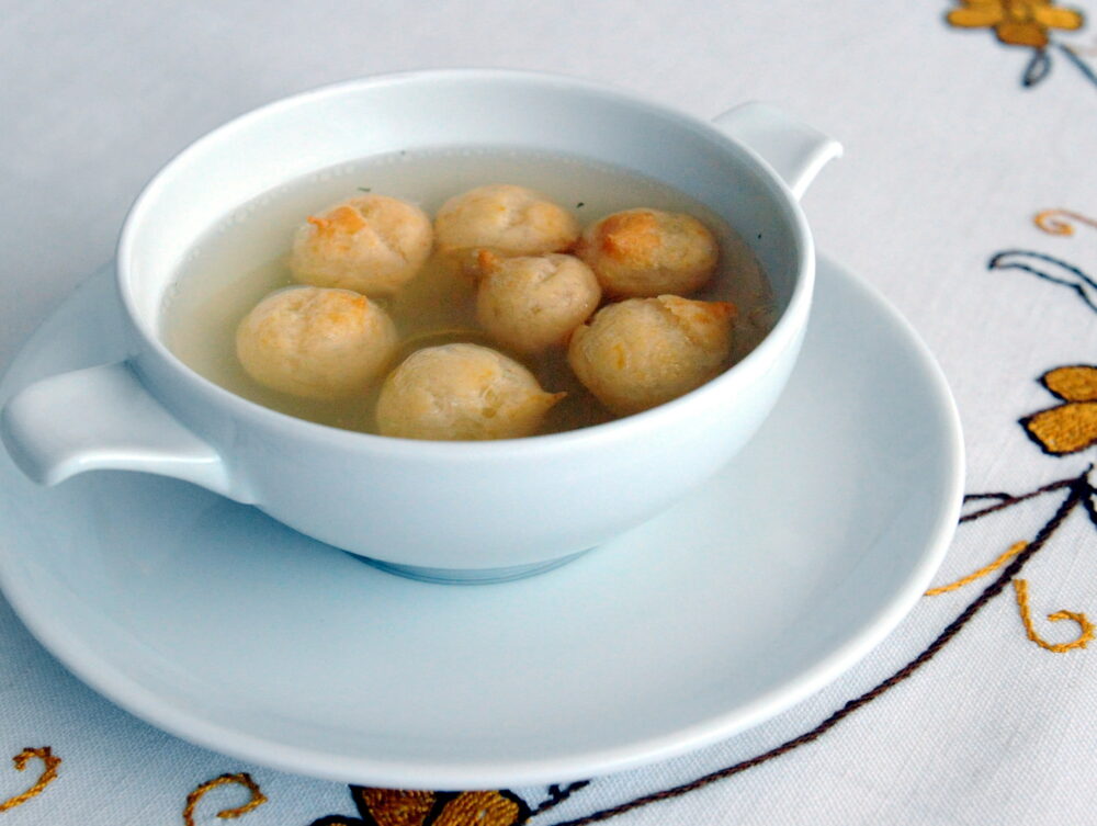 Il consommé di carne con la pasta reale