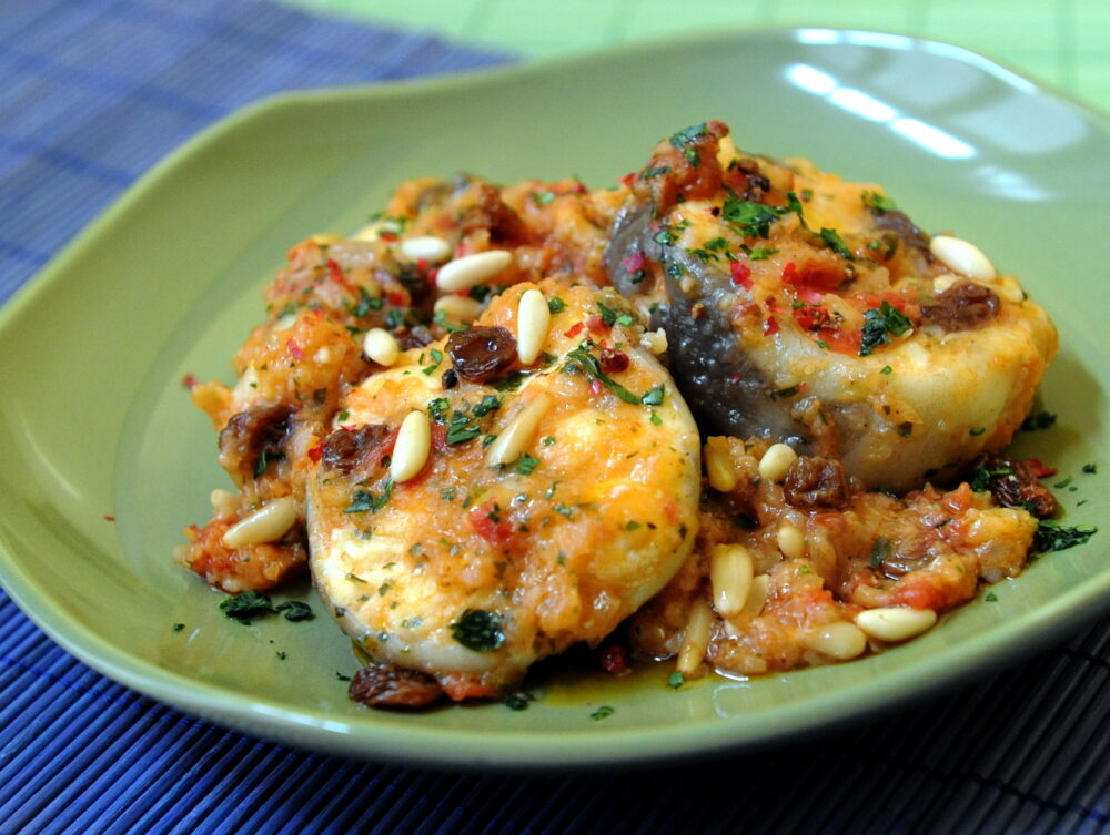 Grongo con uvetta e pinoli