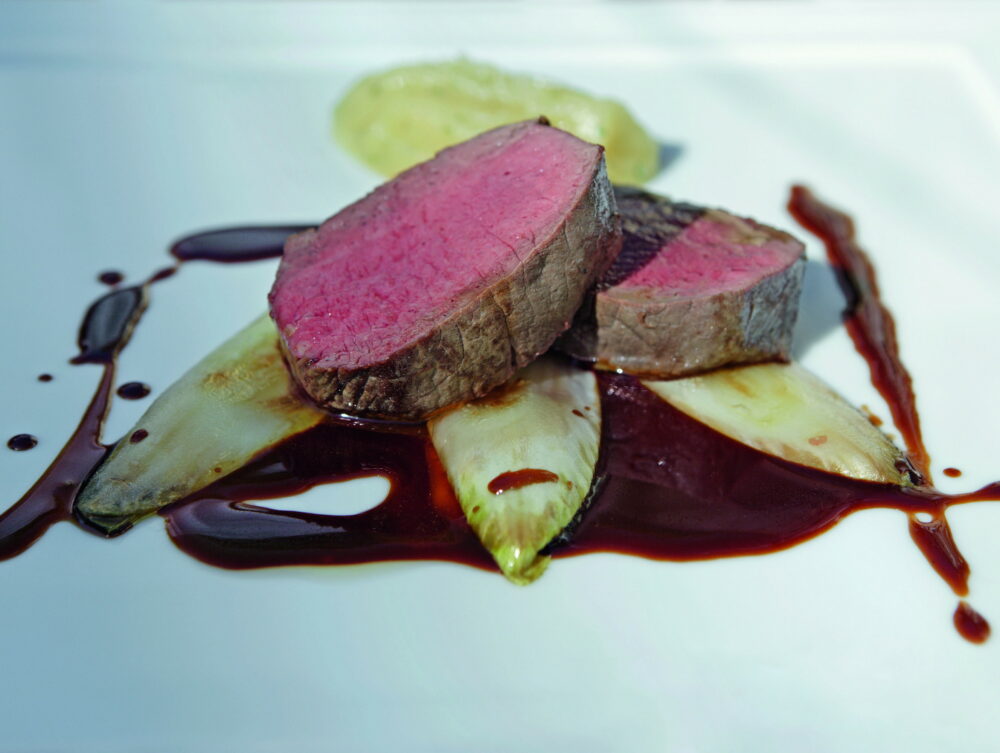 Sella di cervo con purè di sedano rapa