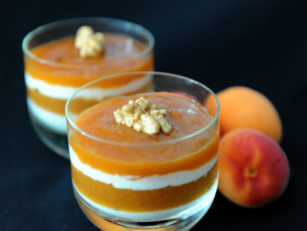 Panna cotta e albicocche al bicchiere