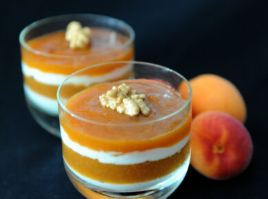 Panna cotta e albicocche al bicchiere