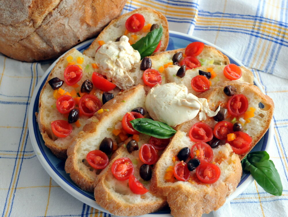 La Ciallédde con il pane di Altamura
