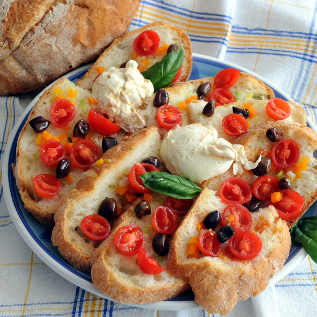 La Ciallédde con il pane di Altamura