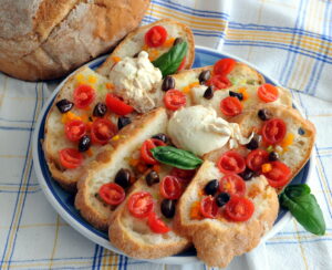 La Ciallédde con il pane di Altamura
