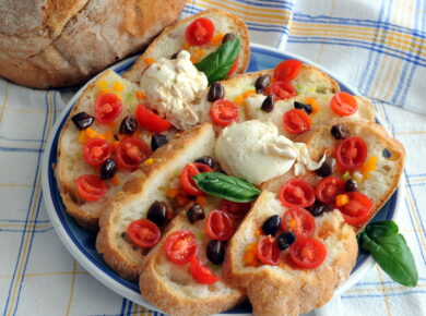 La Ciallédde con il pane di Altamura