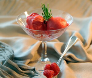 Gelato di frutta ai lamponi e rosmarino