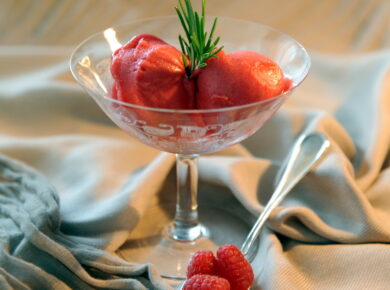 Gelato di frutta ai lamponi e rosmarino