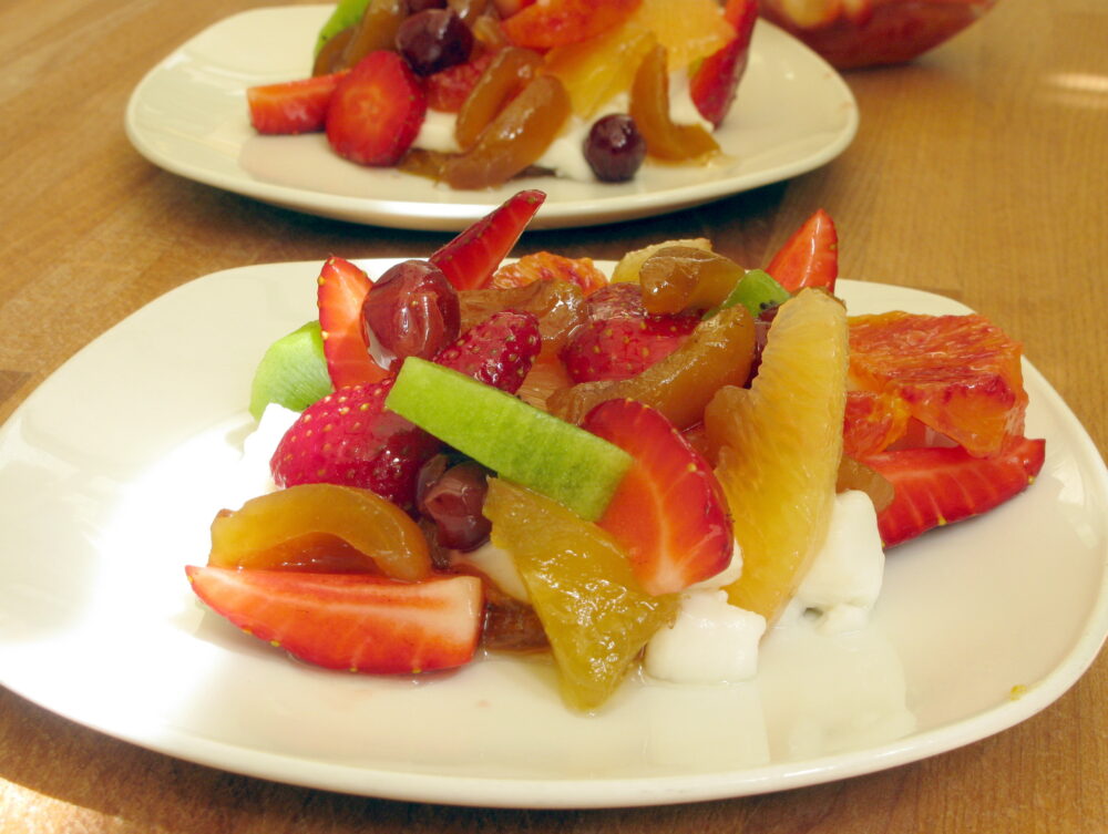 Macedonia di frutta con gelatina di mandorla