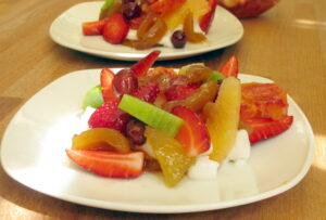 Macedonia di frutta con gelatina di mandorla