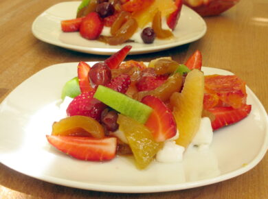 Macedonia di frutta con gelatina di mandorla