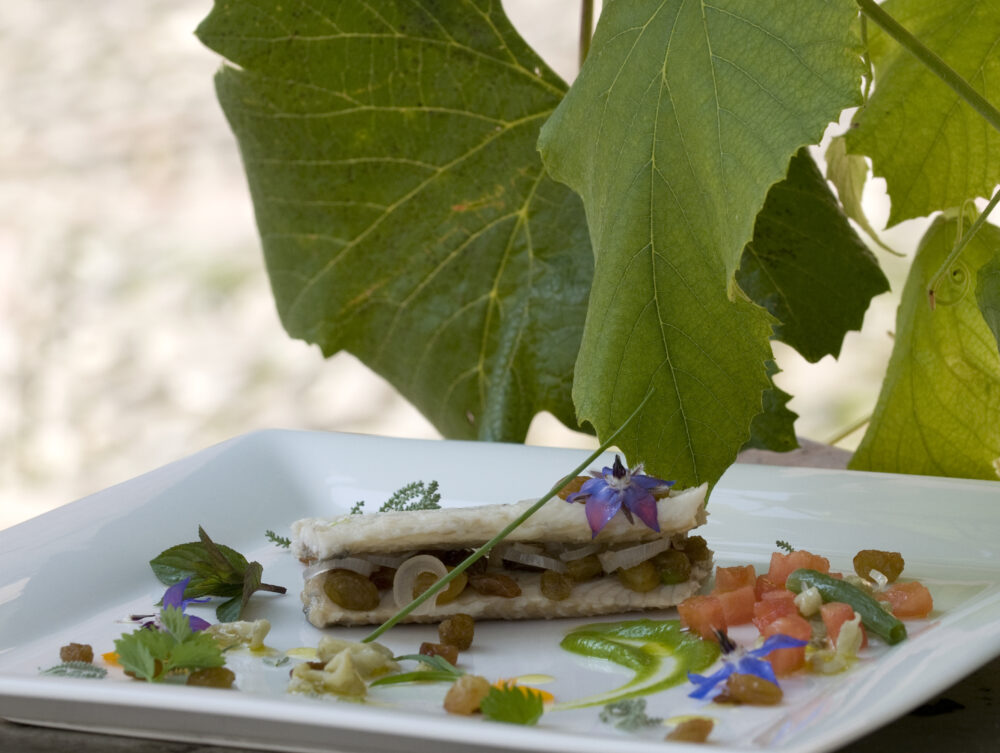 Anguilla in agrodolce con uvette e croccante d’orto