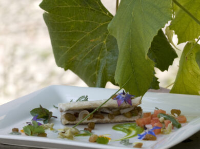 Anguilla in agrodolce con uvette e croccante d’orto