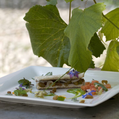 Anguilla in agrodolce con uvette e croccante d’orto