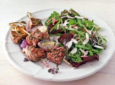 Spiedini di entrocôte con insalata ai fiori