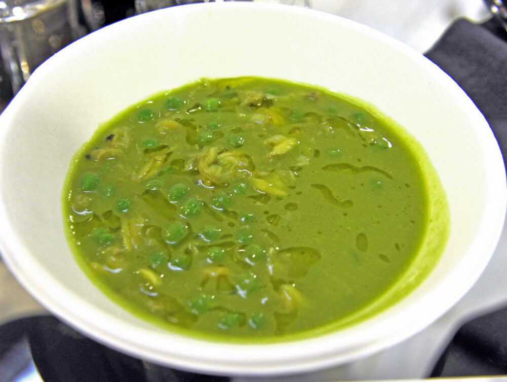 La zuppa di Niko Romito con piselli e vongole