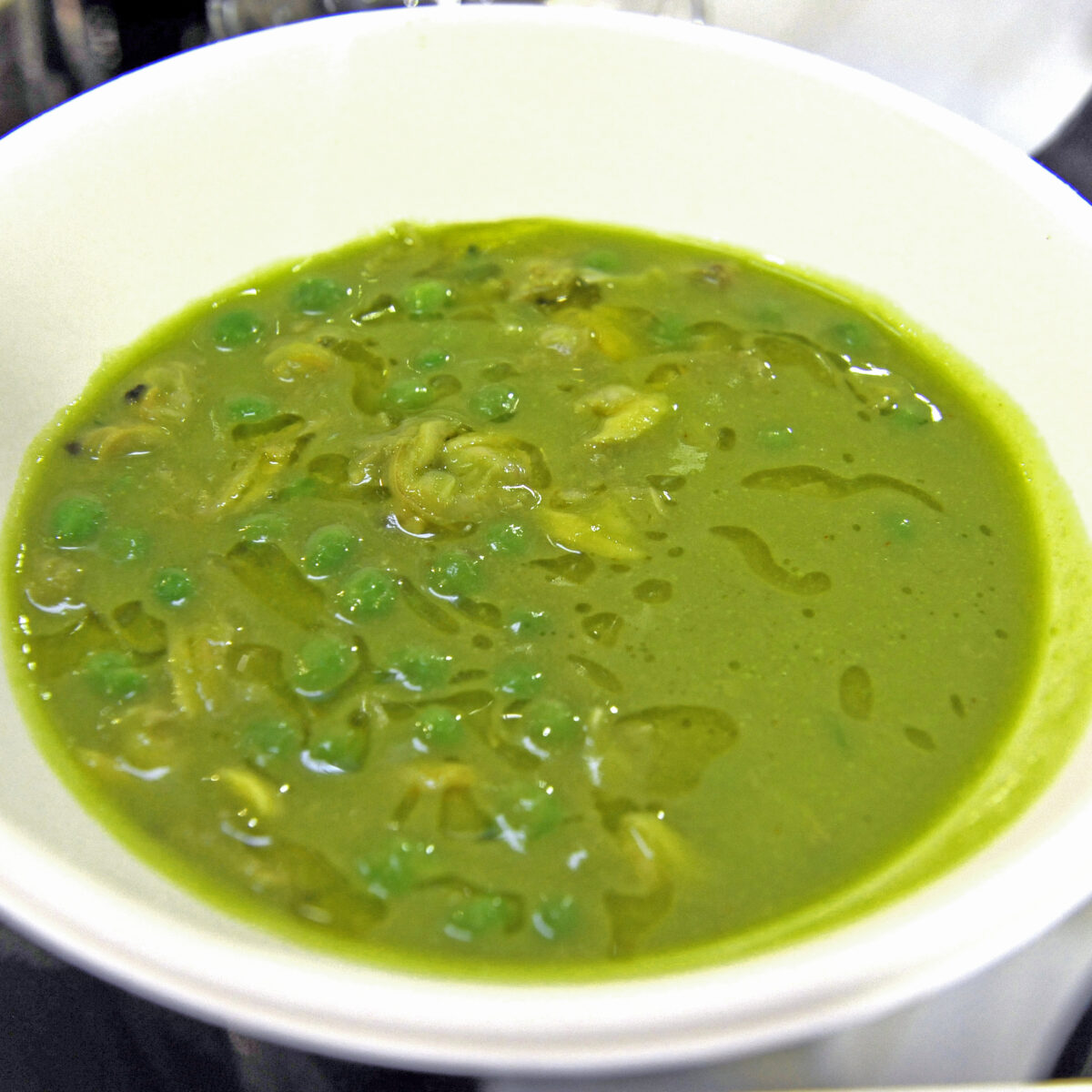 La zuppa di Niko Romito con piselli e vongole
