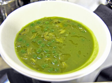 La zuppa di Niko Romito con piselli e vongole